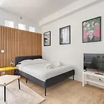 Charming Apartment Near Nation