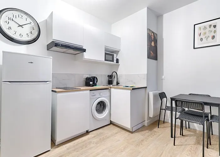 Charming Apartment Near Nation